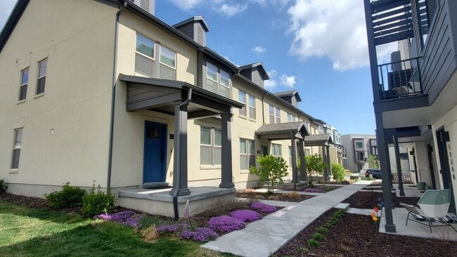 Primary Photo - Great 3 Bd 2 Ba Townhome 2 Car Garage
