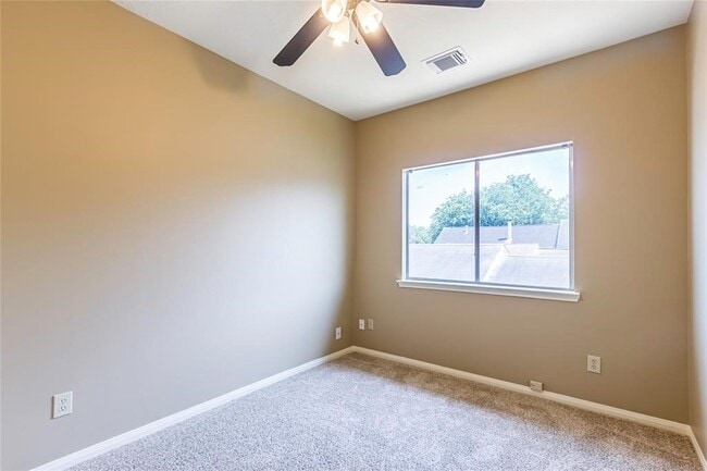 Building Photo - 988 Birnham Woods Blvd