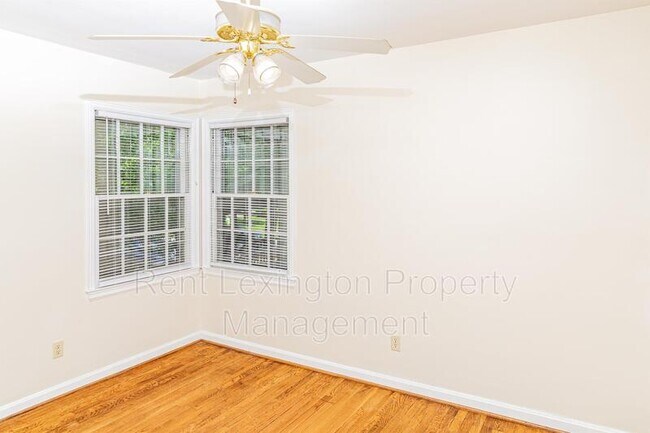 Building Photo - 657 Montclair Dr