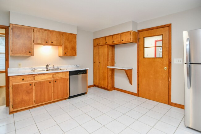 Building Photo - 2 Bed 1 Bath Lower - ALL UTILITIES INCLUDE...