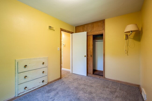 Building Photo - Come home to the serenity of Mequon-Thiensville