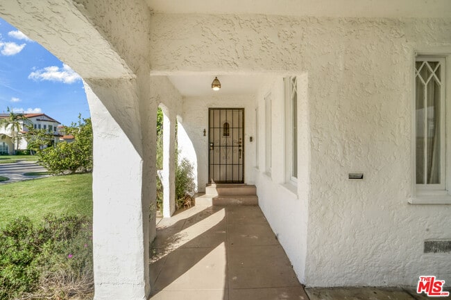 Building Photo - 2038 Malcolm Ave