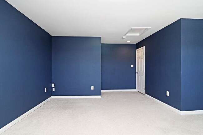 Building Photo - Spacious Pantops Townhome – Convenient, Pet-Friendly Living