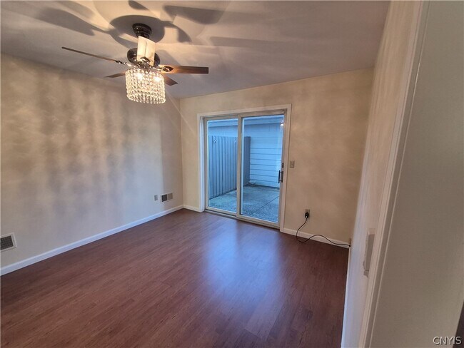 Building Photo - 435 Summerhaven Dr N