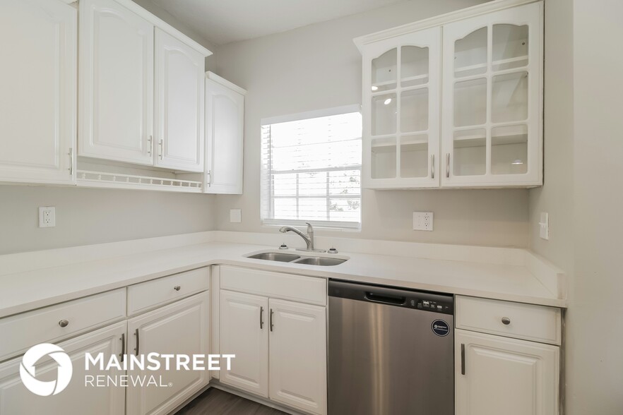 Building Photo - 451 E 6th St