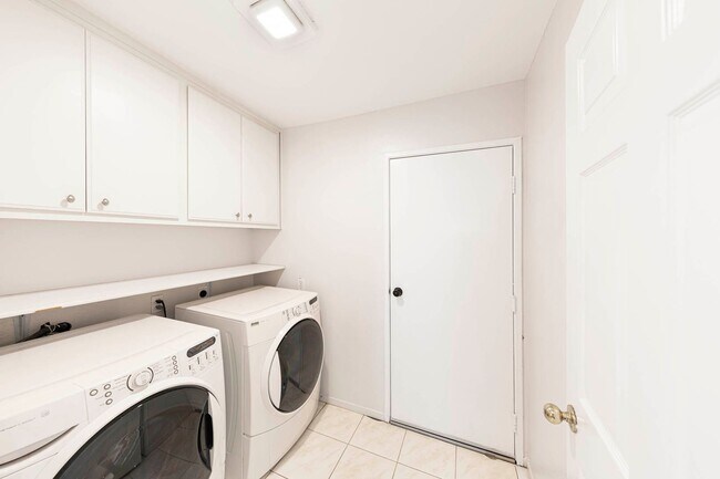 Building Photo - Spacious two-story Townhome