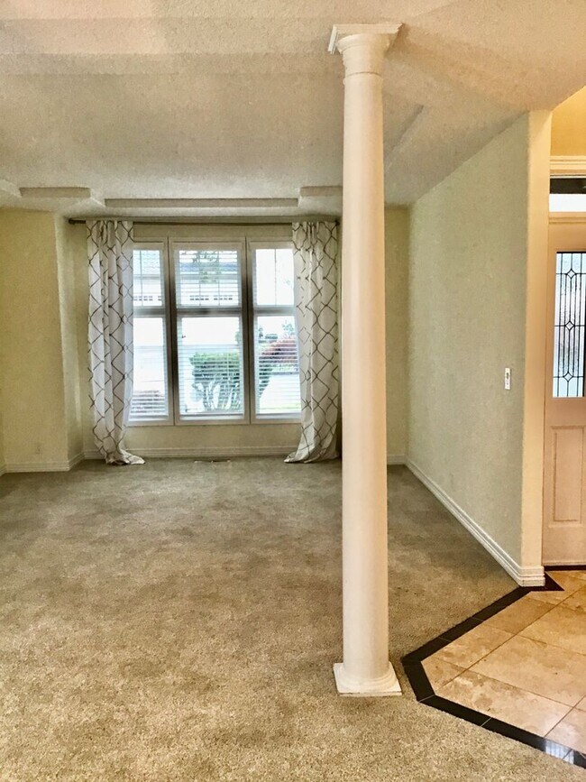 Building Photo - For Rent - Exceptional Murrayhill Location...