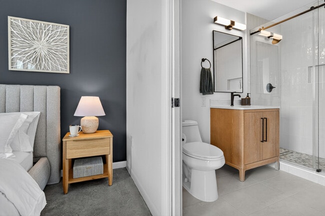 Building Photo - 10 SW South River Dr