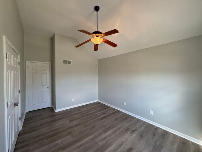 Building Photo - 3-Bedroom Home in a Quiet, Relaxing Neighb...