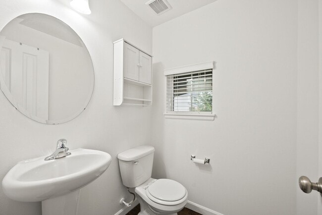 Building Photo - Spacious 4-Bed Puyallup Home For Rent | 3-Car Garage & Quick Commute to JBLM!