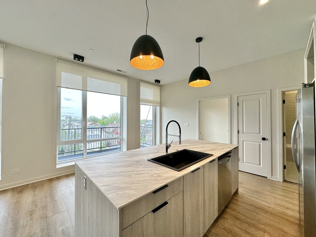 Building Photo - 6340 W Belmont Ave