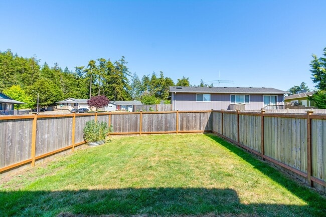 Building Photo - 972 NW Quarterdeck Loop