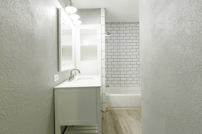 Building Photo - 3 bedroom just minutes away from TTU and Hospitals!