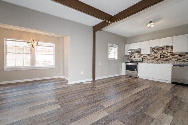 Building Photo - 216 Redan St