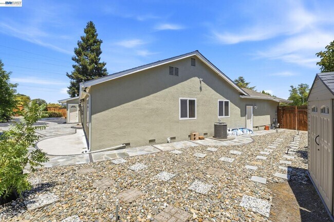 Building Photo - 325 Goshen Ct