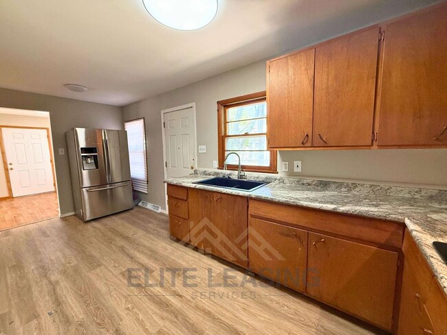 Building Photo - 3 Bedroom, 1 Bathroom Available Now