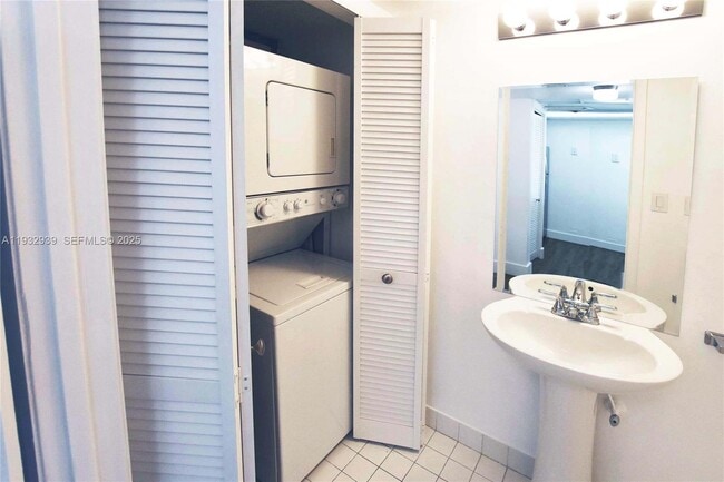 Building Photo - 540 Brickell Key Dr