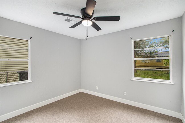 Building Photo - 9414 Rosehaven Dr