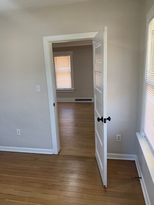 Building Photo - 2102 8th Ave