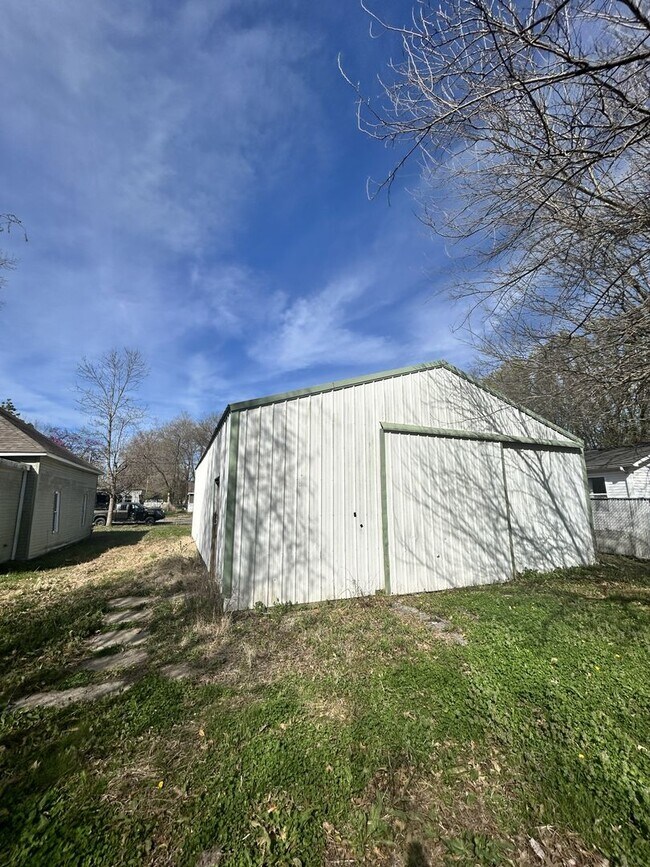 Building Photo - 305 S Sims St