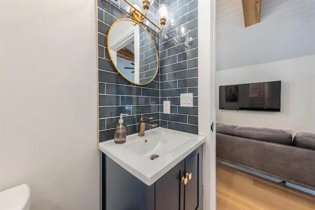 Building Photo - 2319 Santa Rita St