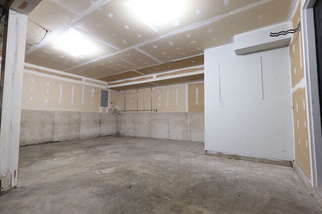 Building Photo - Beautiful 3 Bed 2.5 Bath w/2 Car Oversized Garage