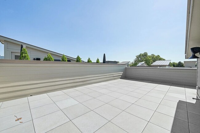 Building Photo - 526 Riverfront Ln