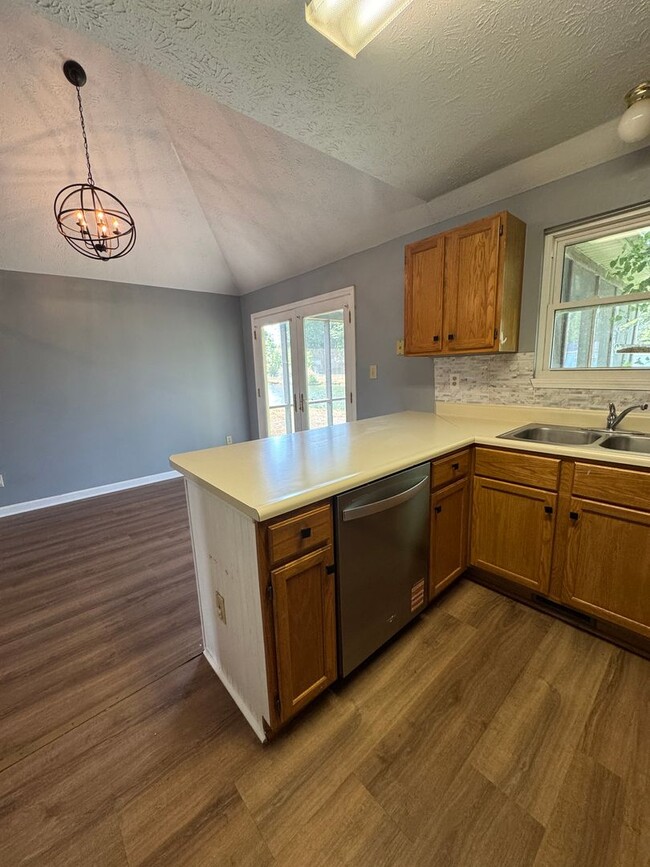 Building Photo - 1049 Mustang Ct