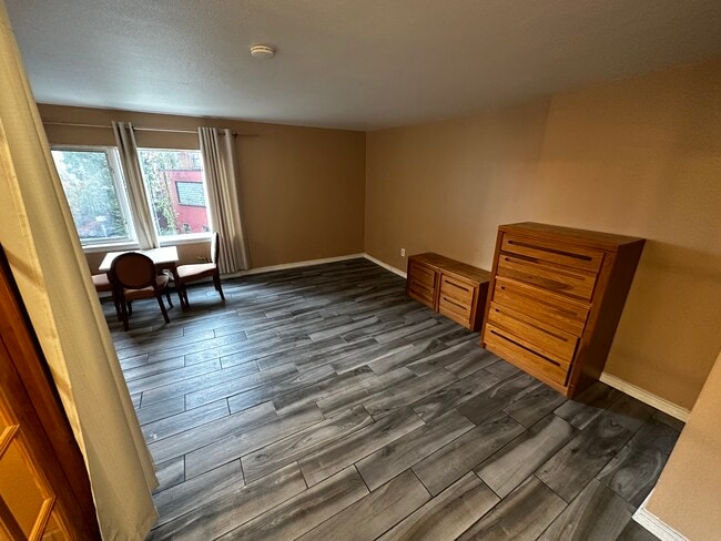 Building Photo - 320 Bawden St