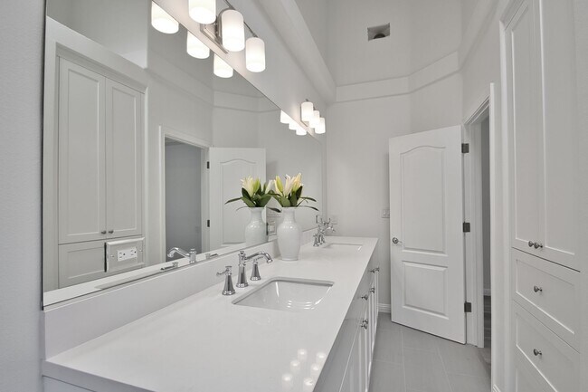 Building Photo - Beautiful Ocean View Townhome with Remodel...