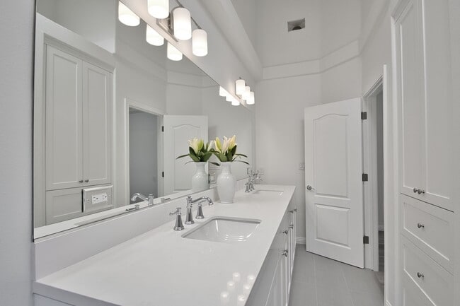 Building Photo - Ocean View 3 Bedroom Like-New Townhome in ...