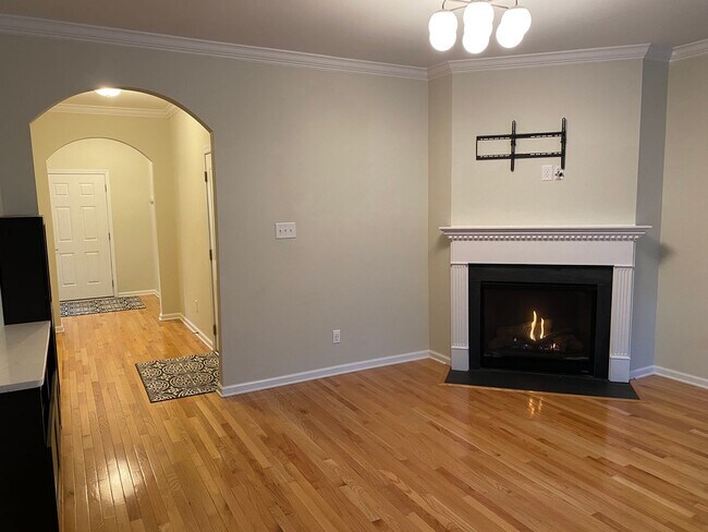 Building Photo - -- AVAILABLE MAY 8TH -- 3 BR / 3.5 BA End Unit Townhome, Available May 8th!