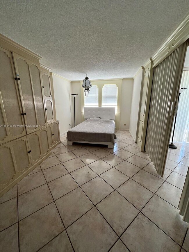 Building Photo - 6039 Collins Ave