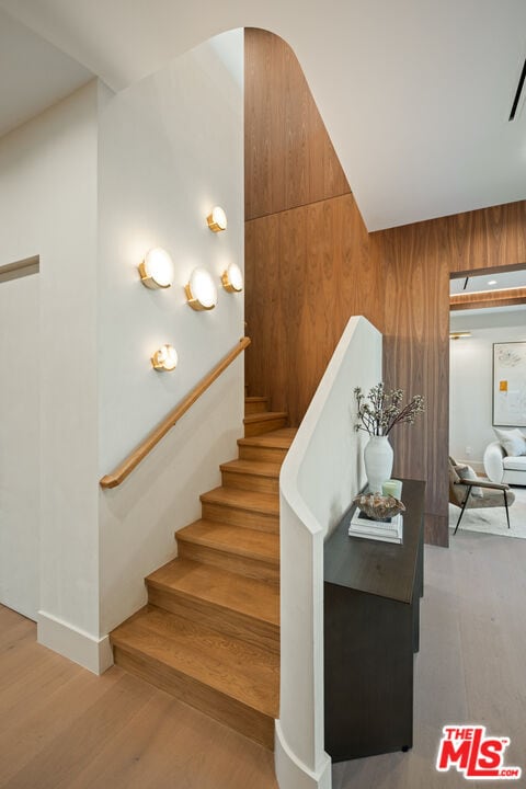 Building Photo - 565 Toyopa Dr