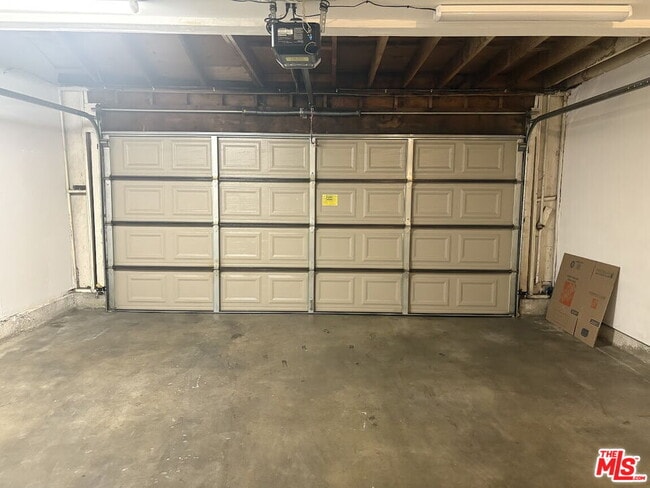Building Photo - 9625 Sylmar Ave