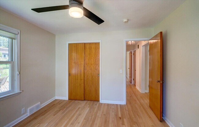 Building Photo - 401 Merrill Crest Dr