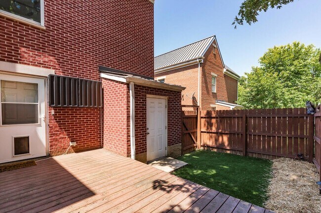 Building Photo - 809 Isabella St