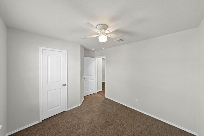 Building Photo - SOLAR Powered Home for Utility Savings! 1 MONTH FREE RENT WITH 18 - 24 MONTH LEASE!!! AVAILABLE T...