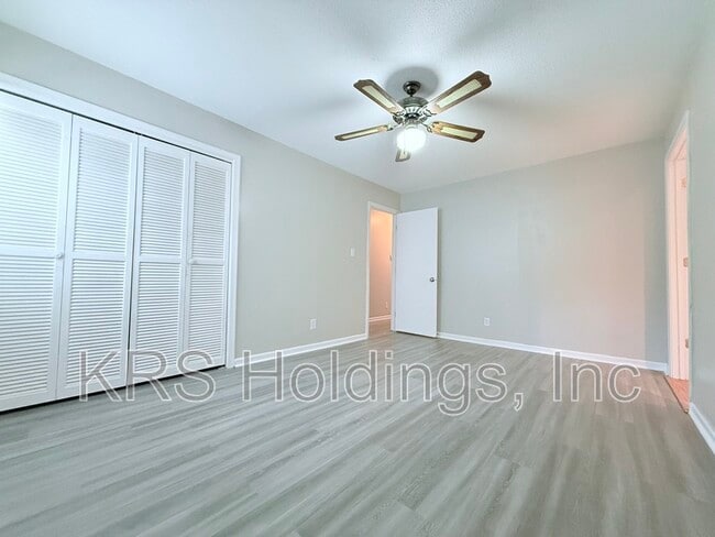 Building Photo - 715 White Oak Dr