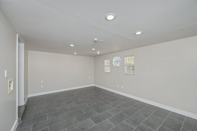 Building Photo - 3 bedroom in Mary Esther Heights!