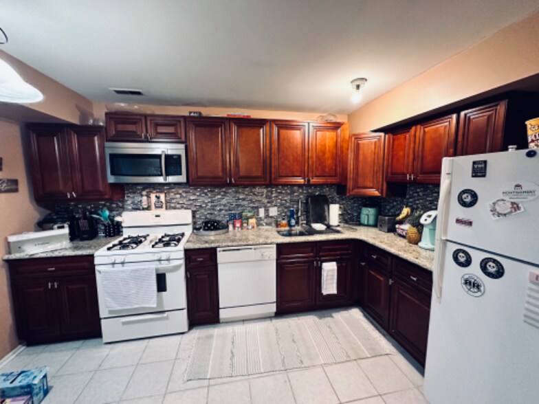 Building Photo - 2916 State Hill Rd