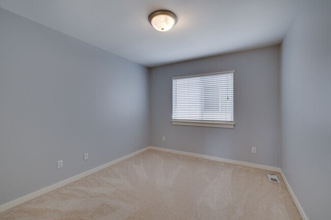 Building Photo - 4 Bedroom PLUS Bonus Room at Carriage Park...