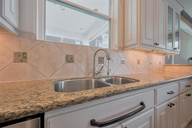 Building Photo - 11826 Legend Manor Dr