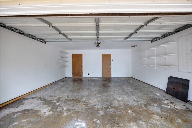 Building Photo - 2 Circle Dr