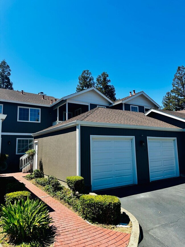 Building Photo - Bridgeview top floor condo with tree top w...