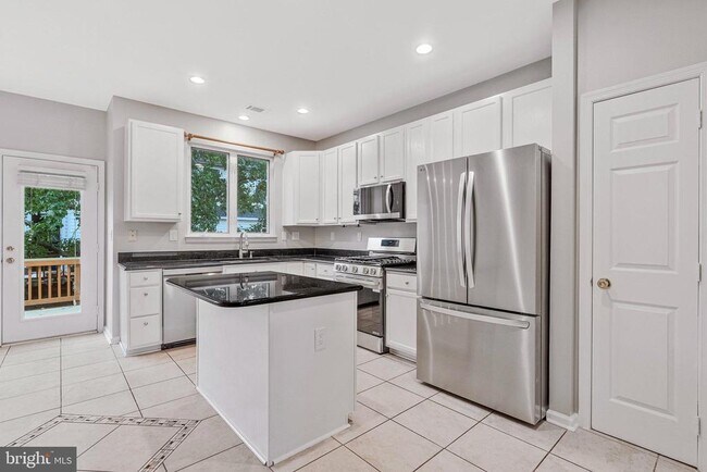 Building Photo - 2504 Woodrow Wilson Dr