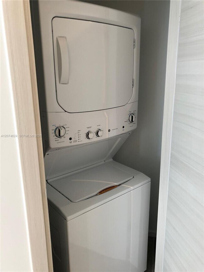 Building Photo - 801 S Miami Ave
