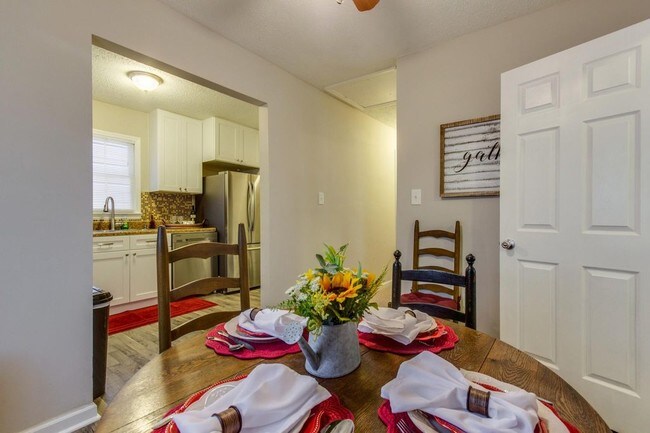 Dining Area - 221 Fishburne St
