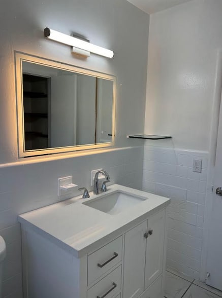 Bathroom - 649 W 14th St