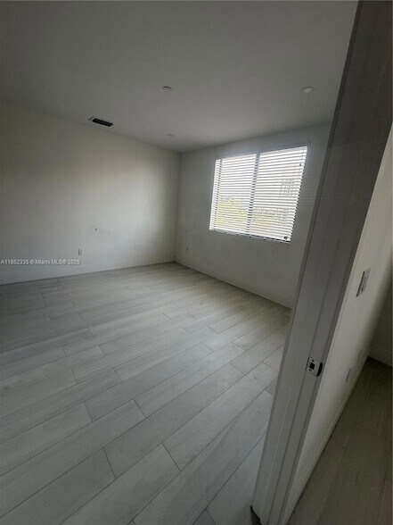 Building Photo - 1091 E 17th St